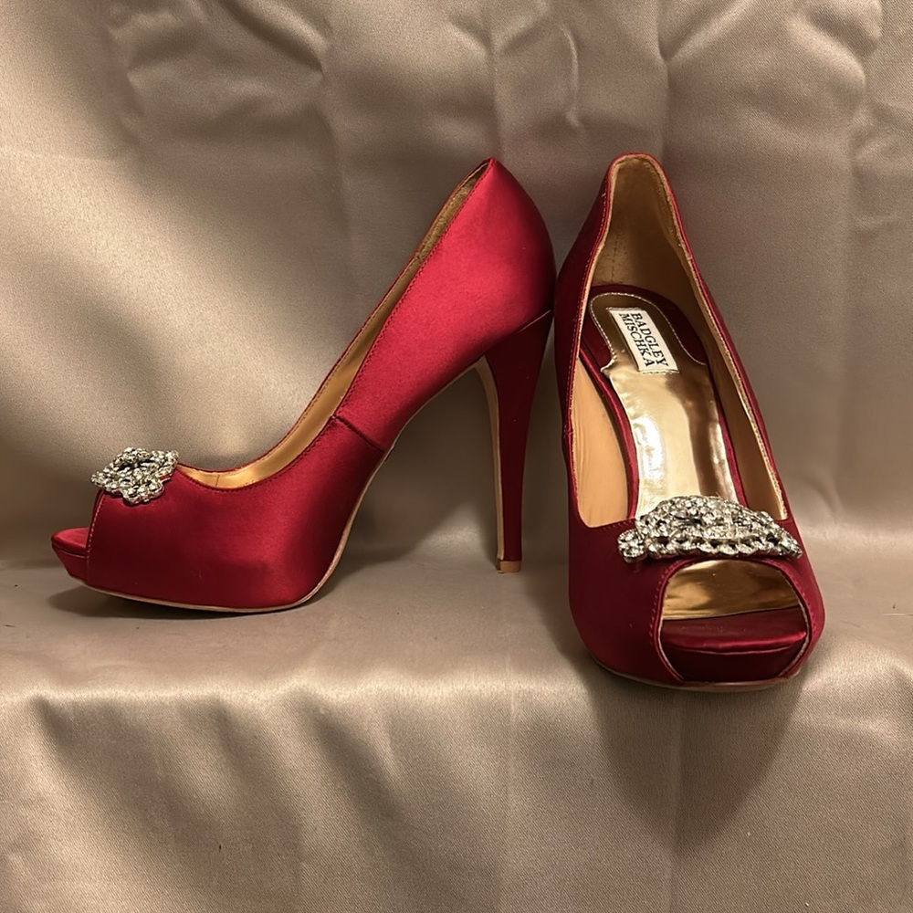 Badgley Mischka Goodie Peep Toe Platform Front w/ Crystal Encrusted Broach Sz.10